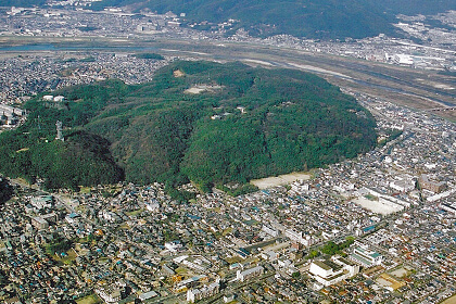 “吾れ都近き男山の峯に移座して国家を鎮護せん”